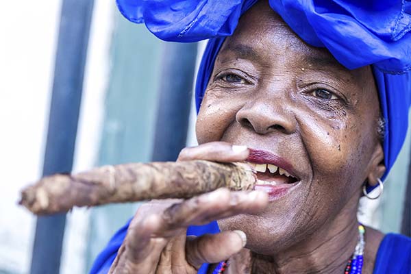 Cuba_Havana_Woman_Cigar_Blue-Hat_Sept2017