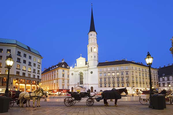Europe_Austria_Vienna_Townsquare_Horses_Carriages_Night
