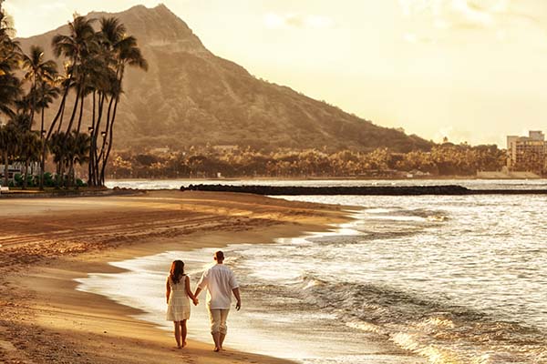 Hawaii_WaikikiBeach_Couple_Walking_Sunrise_June2017