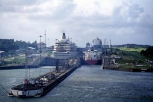 ships_in_Gatun_Locks_Panama_Canal-cm