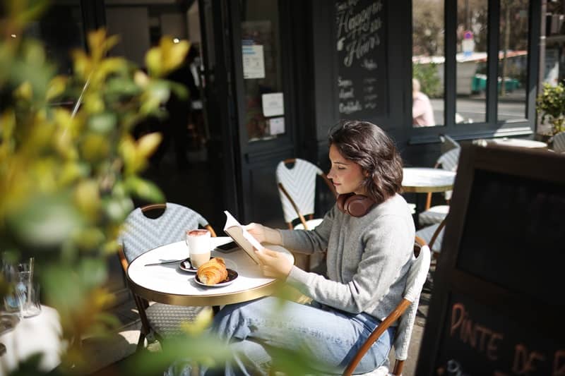 A young woman sitting on a Parisian café terrace-cm